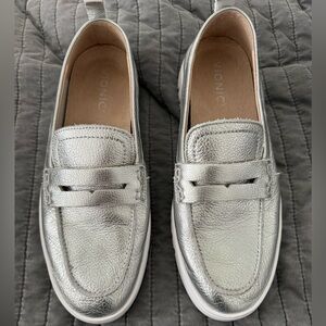 Vionic Silver Loafers 9